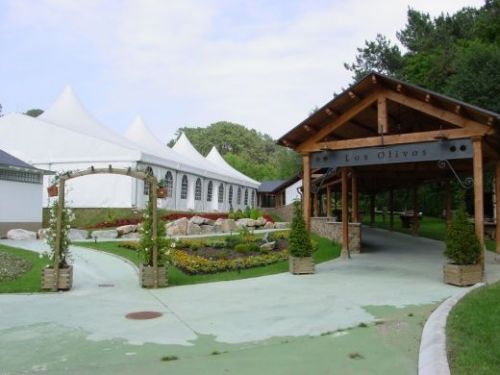 CARPA JUNTO A RESTAURANTE