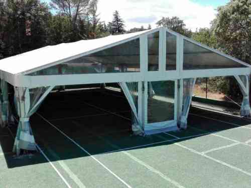 CARPA EN PISTA DE TENIS
